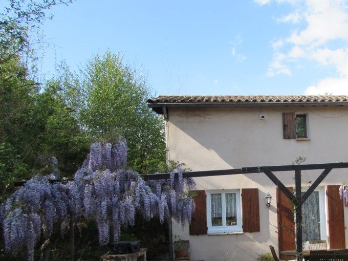 Gîte de 90 m² comprenant un séjour avec cuisine équipée, 3 chambres, 2 salle de bain, une terrasse avec plancha.